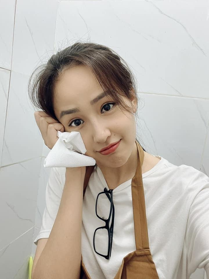 Mai Phương Thúy khiến netizen cạn lời vì selfie và cầm giấy tạo dáng.