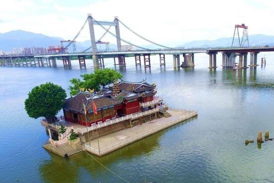 Ngôi chùa nổi giữa sông, điểm săn ảnh đắt giá của du khách thế giới