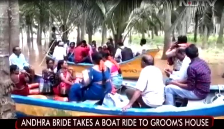 Đường xá ngập mưa lũ, cô dâu lênh đênh chèo thuyền về nhà chồng-2