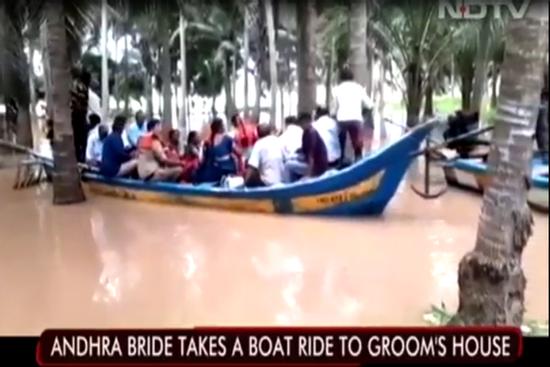 Đường xá ngập mưa lũ, cô dâu lênh đênh chèo thuyền về nhà chồng