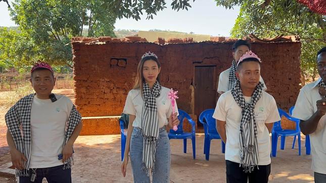 Mang vương miện sang Angola nhưng vì sao Thùy Tiên không dùng?-5