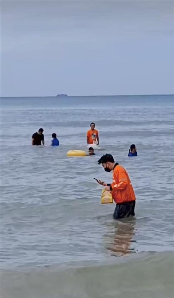 Khi shipper hết lòng vì thượng đế, lội ra giữa biển để giao đồ ăn-2