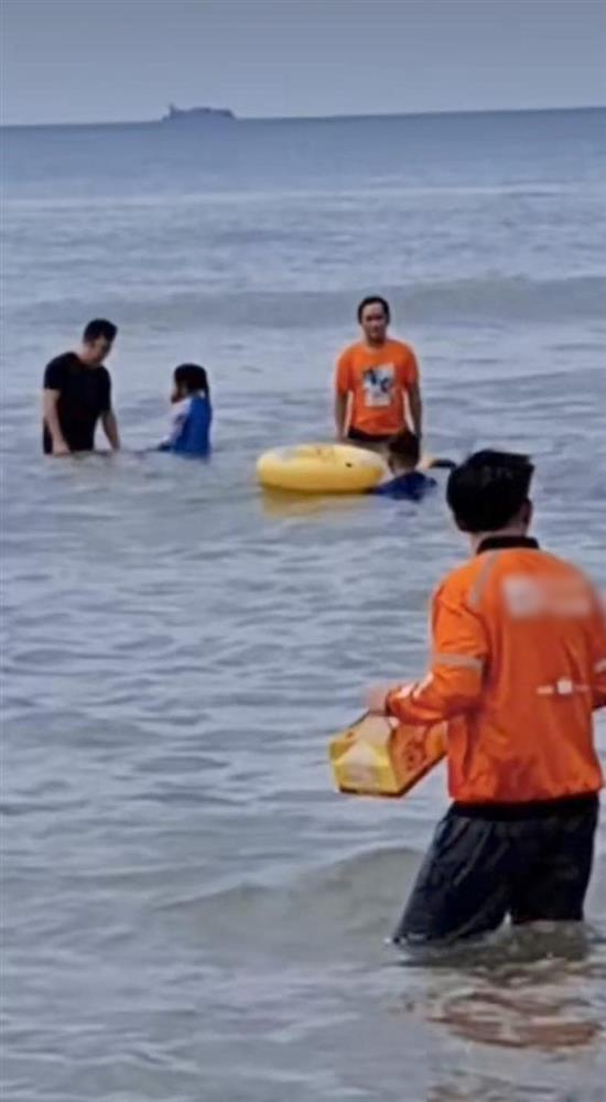 Khi shipper hết lòng vì thượng đế, lội ra giữa biển để giao đồ ăn-1