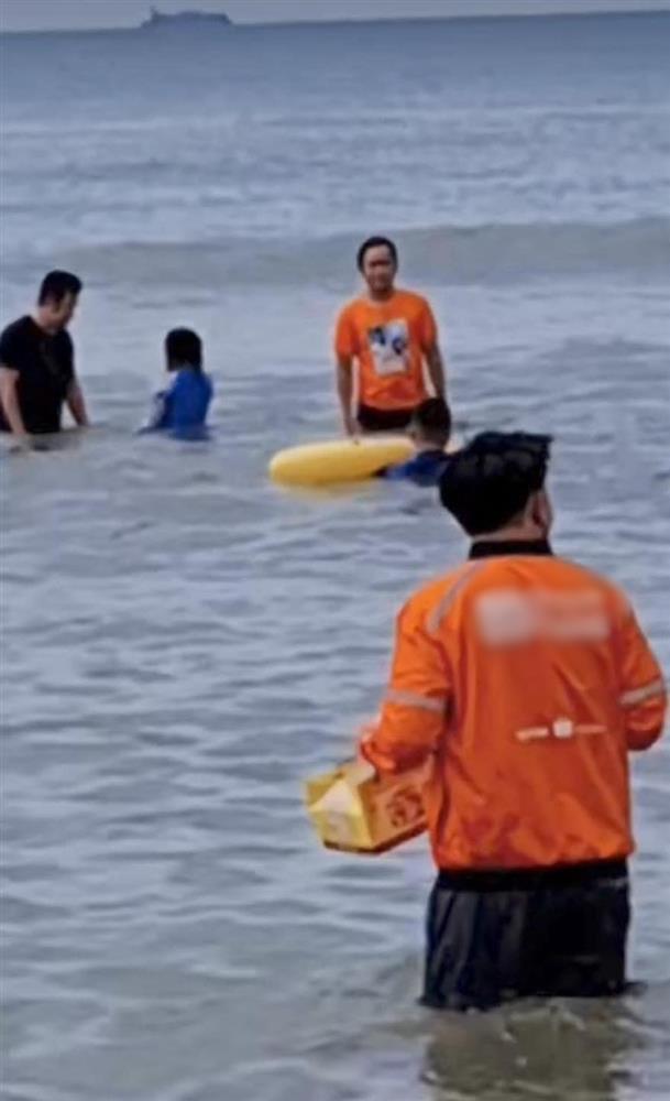 Khi shipper hết lòng vì thượng đế, lội ra giữa biển để giao đồ ăn-3