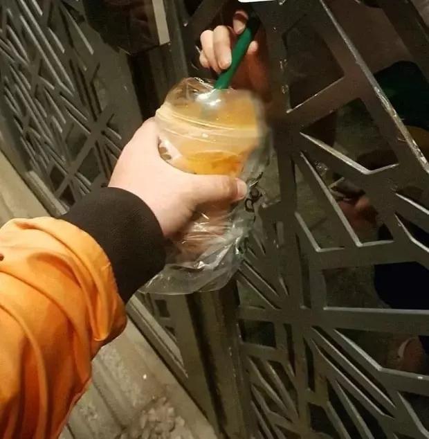 Khi shipper hết lòng vì thượng đế, lội ra giữa biển để giao đồ ăn-4