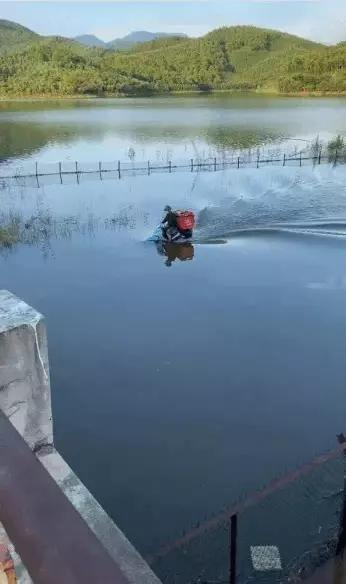 Khi shipper hết lòng vì thượng đế, lội ra giữa biển để giao đồ ăn-8