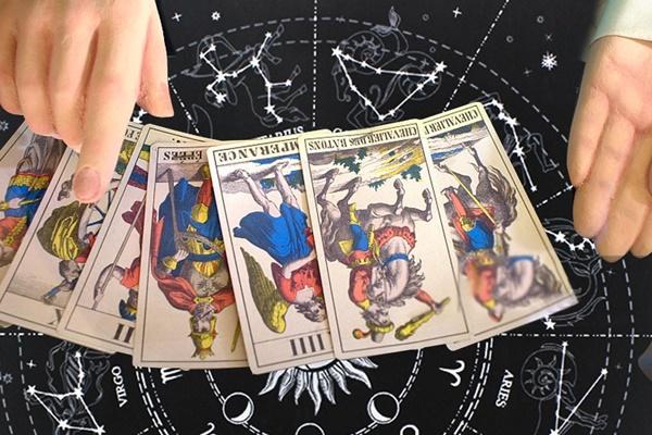 Bói bài Tarot hàng ngày - thứ Tư 20/7/2022: Bóng tà ngả lưng ai?-1