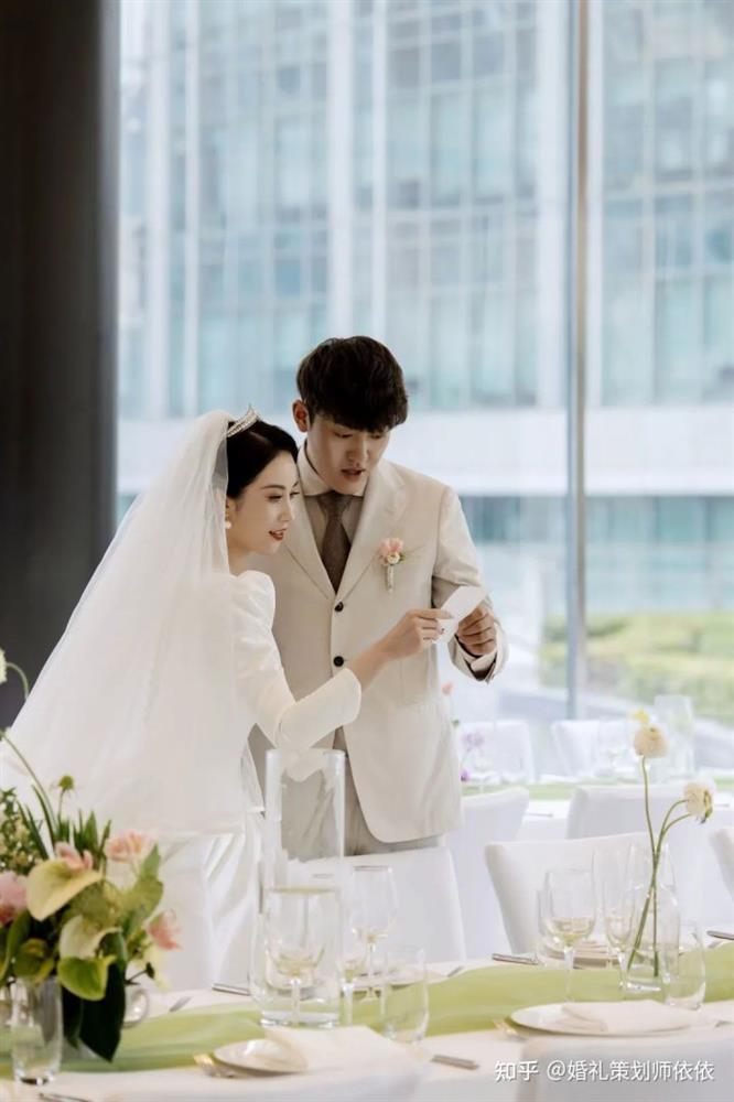 Hôn lễ đẹp như phim Hàn Quốc: Ngất ngây bộ váy cưới cổ điển của cô dâu-8