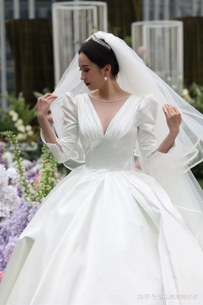 Hôn lễ đẹp như phim Hàn Quốc: Ngất ngây bộ váy cưới cổ điển của cô dâu-5