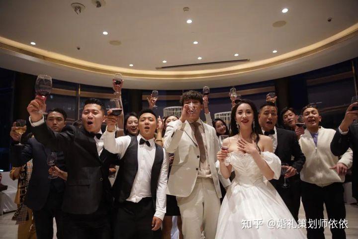 Hôn lễ đẹp như phim Hàn Quốc: Ngất ngây bộ váy cưới cổ điển của cô dâu-7