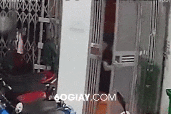 Người đàn ông quay lén phụ nữ ở sảnh thang máy tại Hà Nội?-2