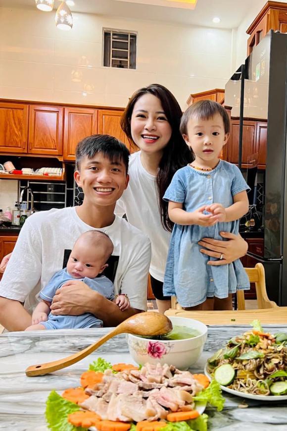 Vợ Phan Văn Đức diện bikini, vóc dáng mẹ hai con nhận bão like-1