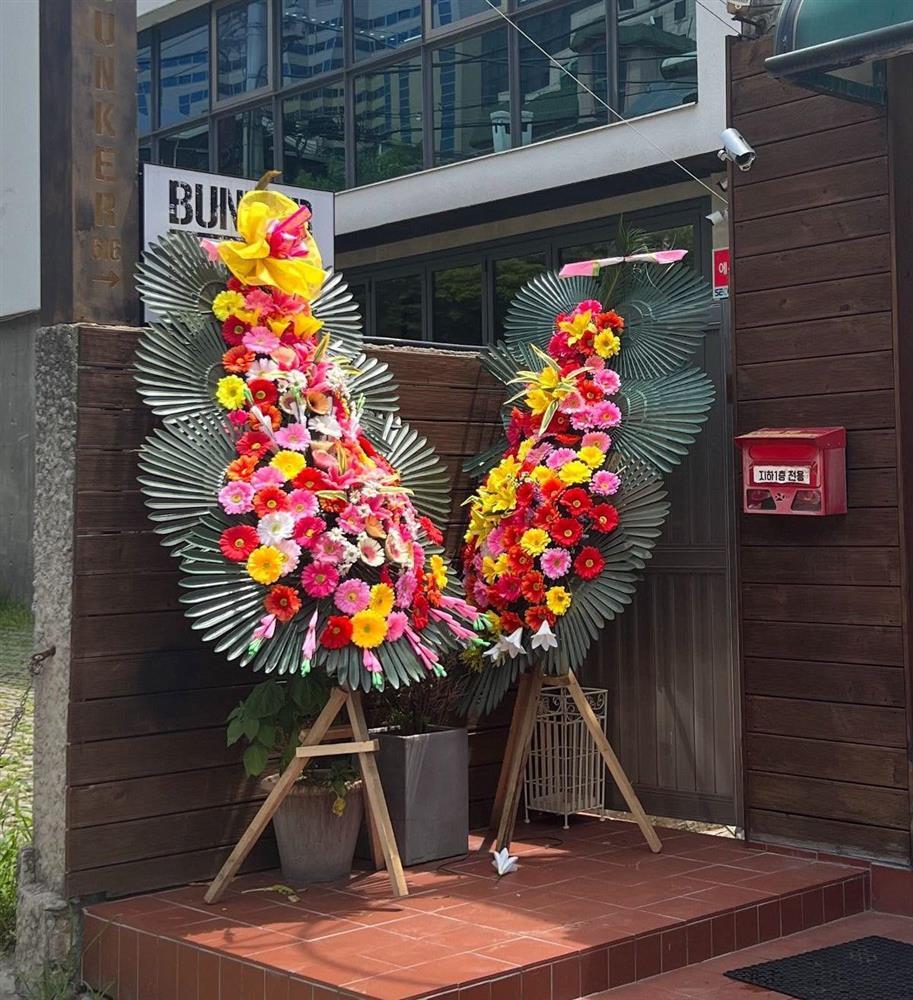 Fan gửi hoa tang đến công ty vì quảng bá cho idol hời hợt-4