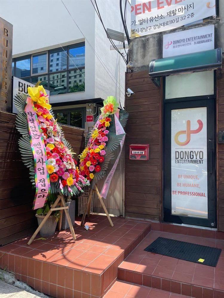 Fan gửi hoa tang đến công ty vì quảng bá cho idol hời hợt-3