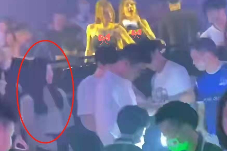 Chồng Hề Mộng Dao lại lộ ảnh đu đưa cùng gái đẹp trong bar-2