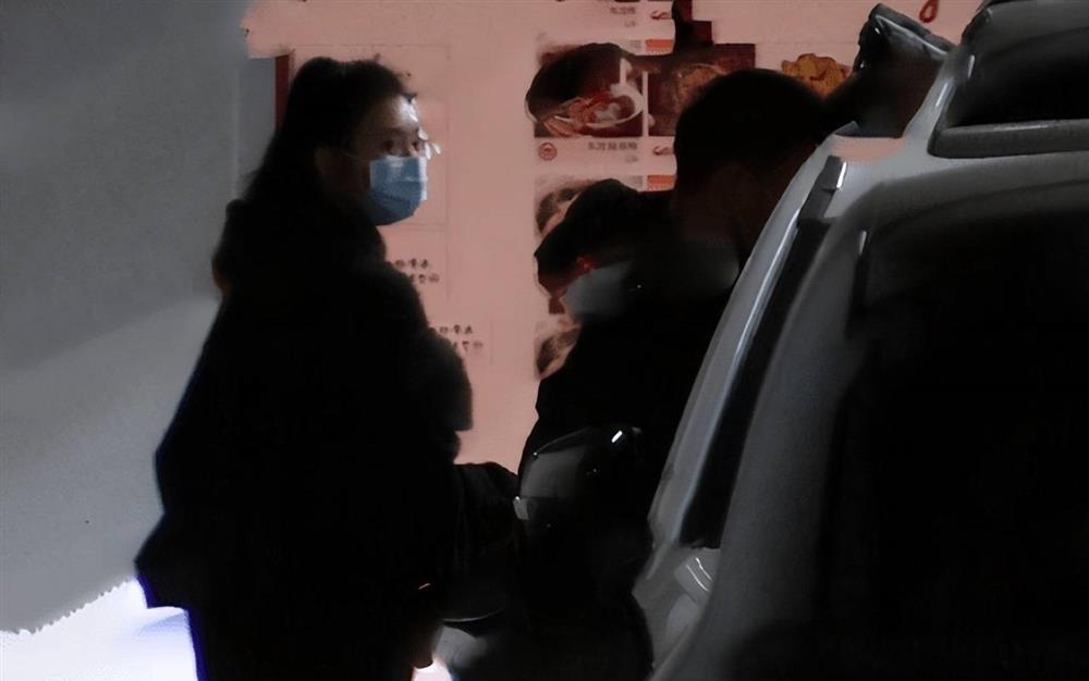 Chồng Hề Mộng Dao lại lộ ảnh đu đưa cùng gái đẹp trong bar-4