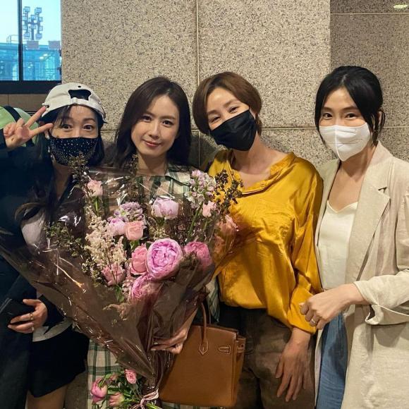 Cách mix đồ giúp cựu Hoa hậu Hàn trẻ không tưởng dù đã U60-6