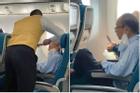 Vietnam Airlines phát hiện khách mang dao lên máy bay gọt hoa quả