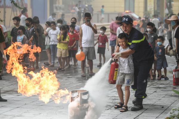 Giây phút chiến sĩ bất chấp hiểm nguy lao vào biển lửa cứu người-3