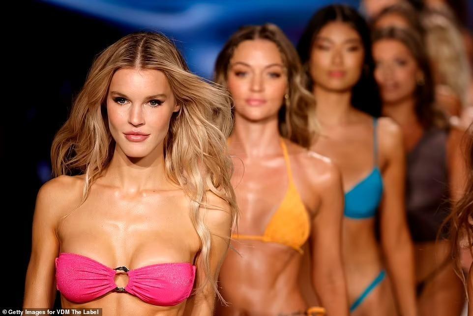 Mẫu ngoại cỡ cụt chân diễn bikini cùng chân dài Victoria’s Secret-1