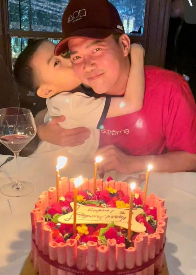 Tài tử TVB Tạ Thiên Hoa bị chỉ trích vì hôn môi con gái-2