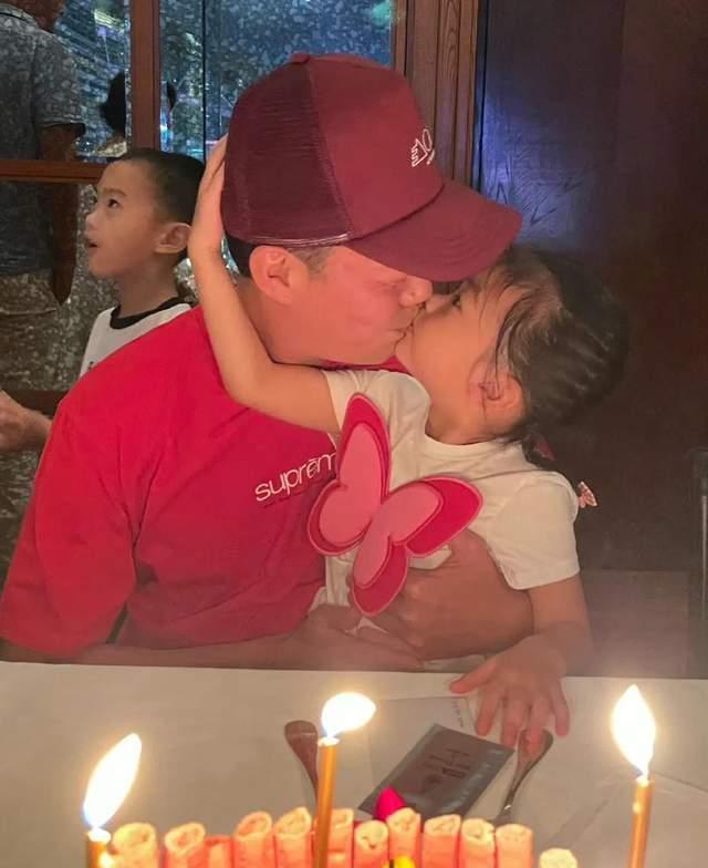 Tài tử TVB Tạ Thiên Hoa bị chỉ trích vì hôn môi con gái-3