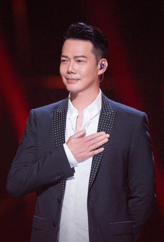 Tài tử TVB Tạ Thiên Hoa bị chỉ trích vì hôn môi con gái-4