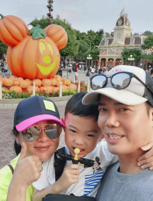 Tài tử TVB Tạ Thiên Hoa bị chỉ trích vì hôn môi con gái-5