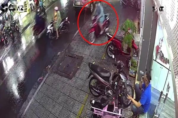 Truy tìm người treo biển tìm anh dắt nhầm xe khắp phố Hà Nội-6