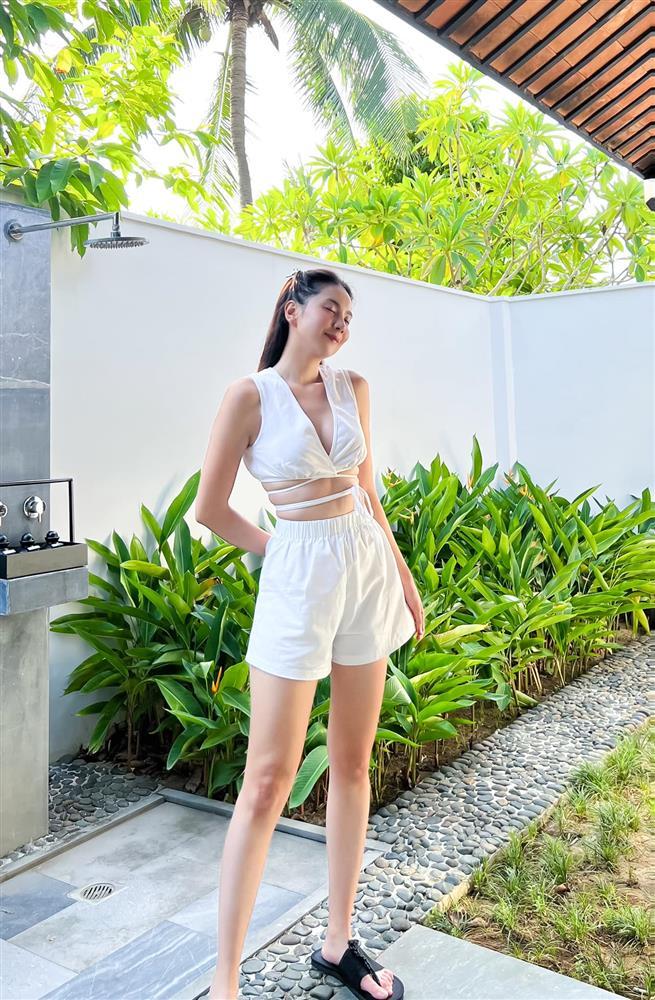 MC Mai Ngọc mặc mát mẻ, vòng 2 chả kém Ngọc Trinh-7