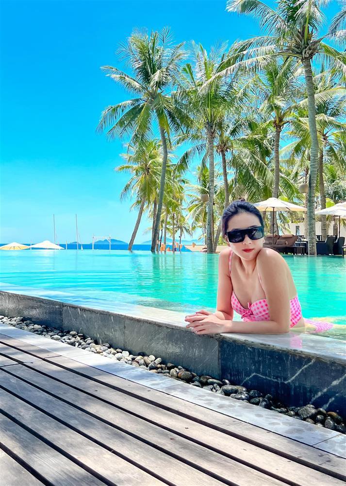 MC Mai Ngọc mặc mát mẻ, vòng 2 chả kém Ngọc Trinh-1