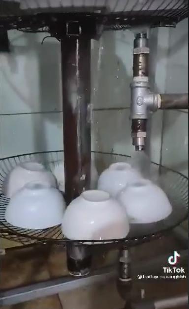 Thương vợ vất vả, chồng chế máy rửa bát cực độc từ... cánh quạt-3