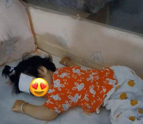 Trưa nắng nóng, mẹ trẻ bật khóc vì phải 1 mình ôm con đi khám bệnh-4