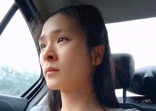 Trưa nắng nóng, mẹ trẻ bật khóc vì phải 1 mình ôm con đi khám bệnh-1