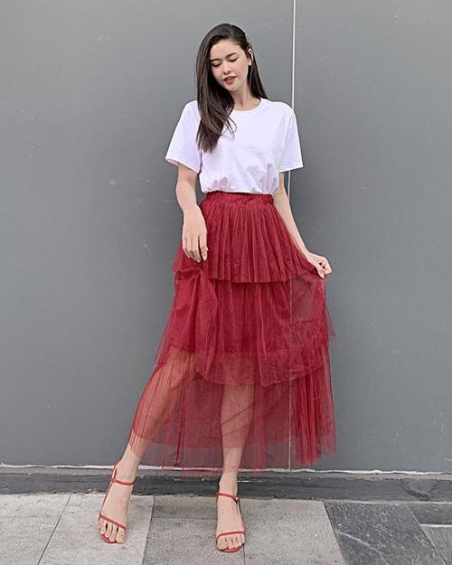 Chân váy đỏ phối áo màu gì là đẹp và thời trang nhất  Danangsale