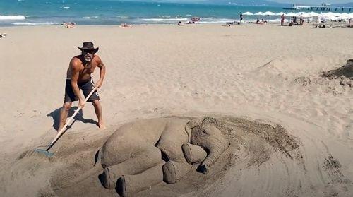 Nhà điêu khắc tạo ra chú voi giống như thật từ cát và 20 xô nước biển-1