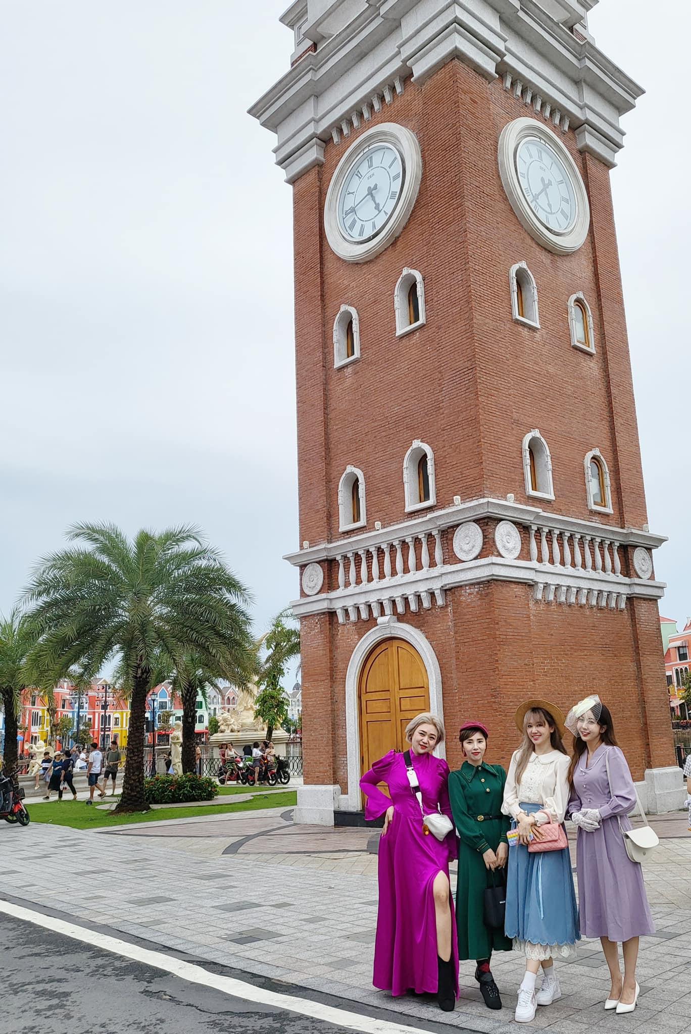 Hôm thì diện áo dài, hôm thì lại lên đồ quý tộc check-in những địa điểm nổi tiếng.