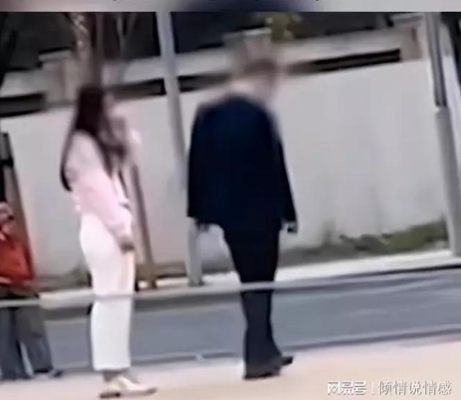 Vợ cúi đầu xin chồng tha thứ vì trót lén lút, chồng nén nhịn làm 1 điều-1