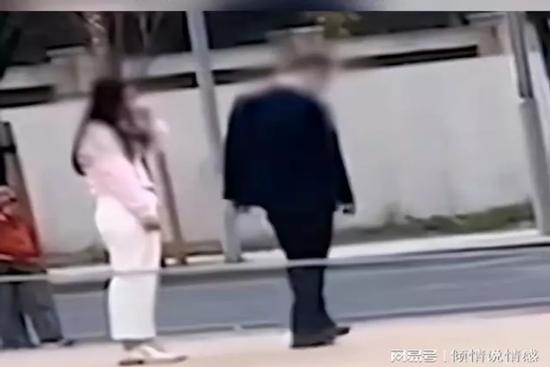 Vợ cúi đầu xin chồng tha thứ vì trót 'lén lút', chồng nén nhịn làm 1 điều