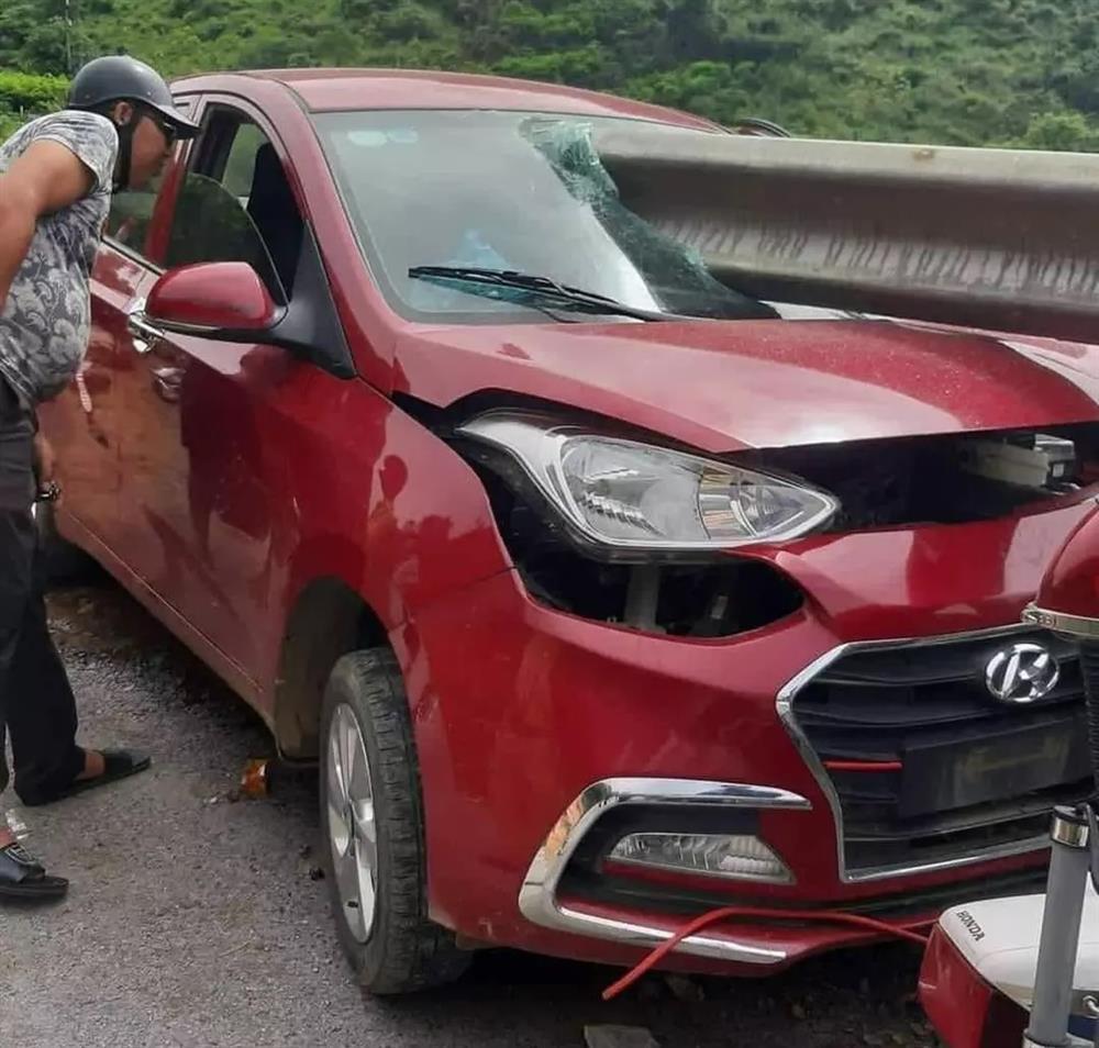 Sau cú tông trực diện, lan can sắt đâm xuyên ô tô trên đèo Bén-2