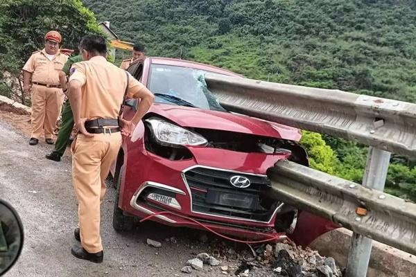 Hai người bị container lật đè chết trên đèo Con Ó, Lâm Đồng-2