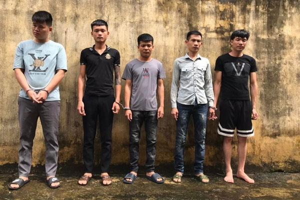 Đứng chờ đèn đỏ, nam thanh niên bị chém trọng thương-3