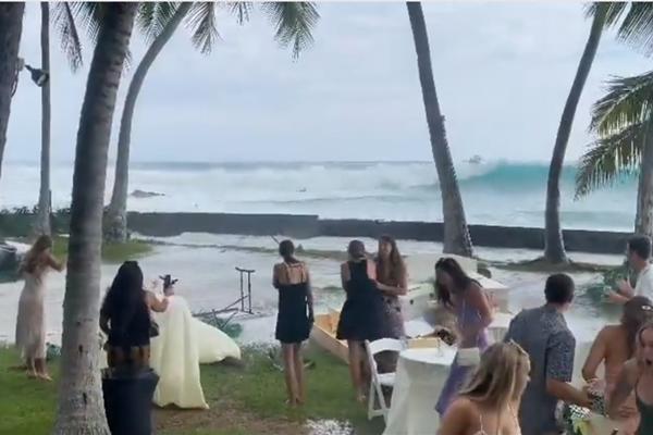 Chỉ vì bạn trai đến trễ, cô gái điên tiết dùng búa đập hỏng nhiều xế sang-2