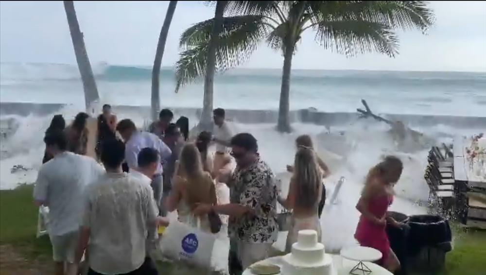 Sóng lớn đánh tan tiệc cưới, quan khách bỏ của chạy lấy người-1