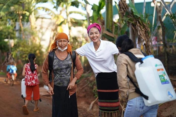 HHen Niê và những lần ghi điểm với trang phục truyền thống-11