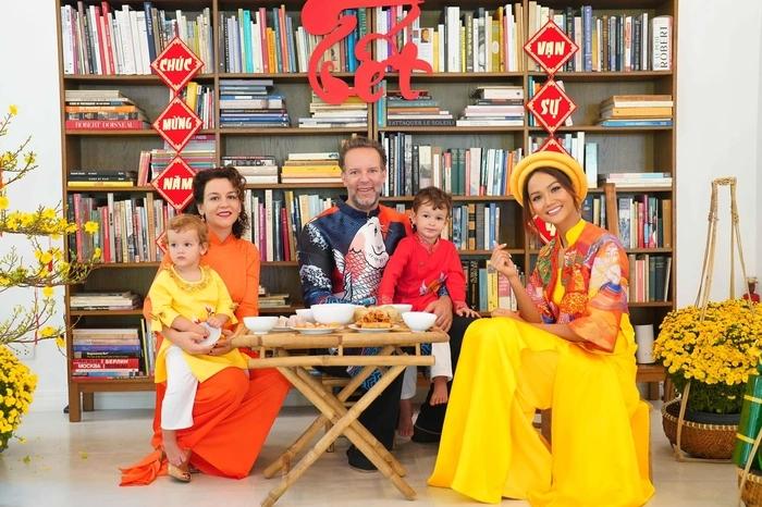 HHen Niê và những lần ghi điểm với trang phục truyền thống-6