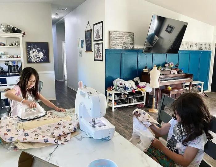 Cô bé 9 tuổi thiết kế váy chất lừ khiến bà trùm Vera Wang ấn tượng-3