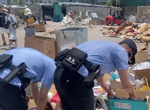 Lén giấu quỹ đen bị vợ quẳng ra bãi rác, chồng phải cầu cứu cảnh sát-1