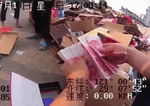 Lén giấu quỹ đen bị vợ quẳng ra bãi rác, chồng phải cầu cứu cảnh sát-3