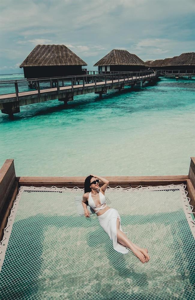 MC nổi tiếng VTV khoe ảnh hở, ngộp thở vì vòng 1-3